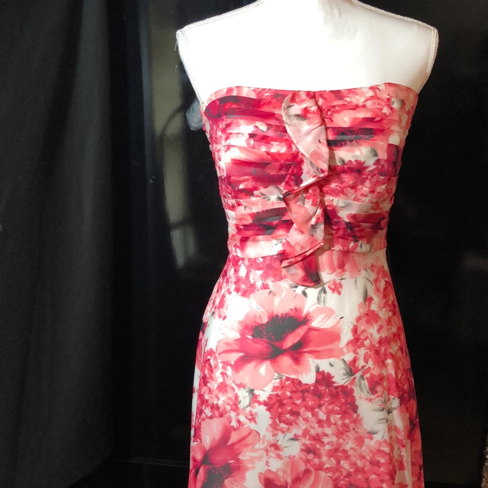 Stunning strapless (optional, see pictures) dress